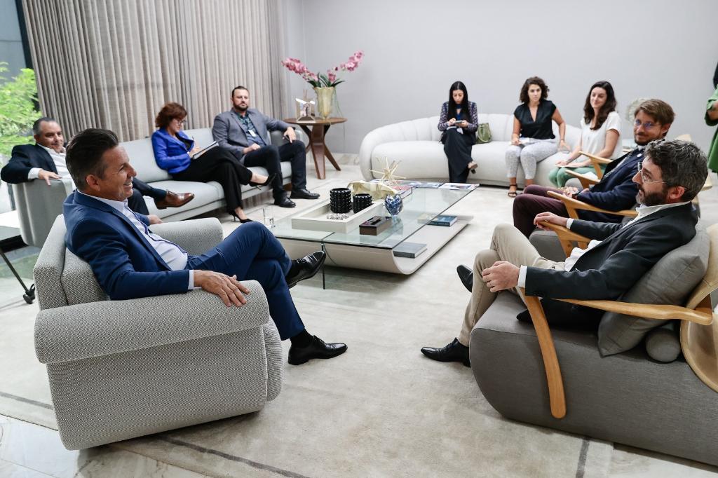 Governador recebe comitiva francesa para discutir parcerias estratégicas em MT